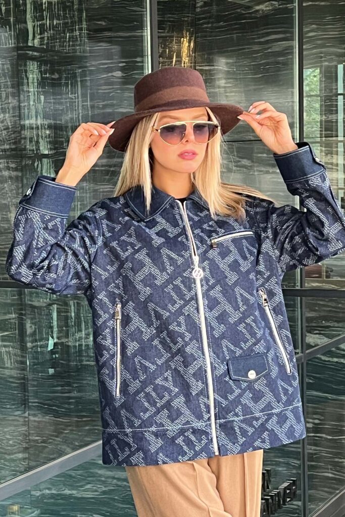 Signature logo jacket with zipper and pockets - Image 3