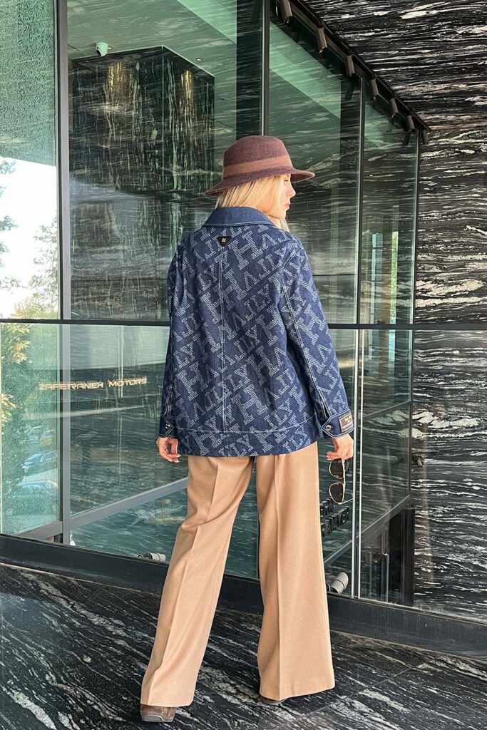 Signature logo jacket with zipper and pockets - Image 4